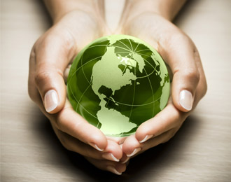 Mãos segurando miniatura de globo terrestre